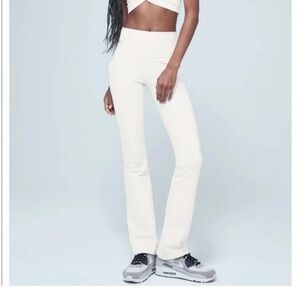 ALO YOGA Airbrush High Waisted 7/8 Bootcut Leggings Ivory Small